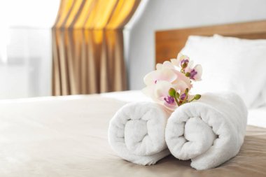 havlu ve yatak otel odasında çiçek yakın çekim