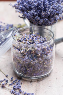 Masanın üzerine kurutulmuş lavanta
