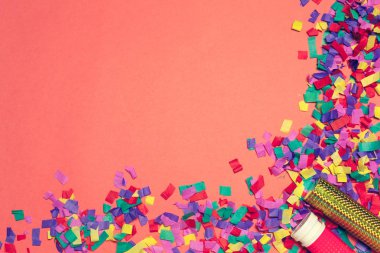 Festival Partisi dekor ve konfeti pembe bir arka plan üzerinde