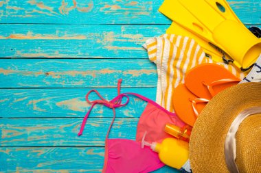 Renk ahşap arka plan üzerinde mayo ile kompozisyon