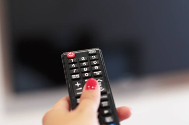 TV izlemek ve uzaktan kumanda kullanmak