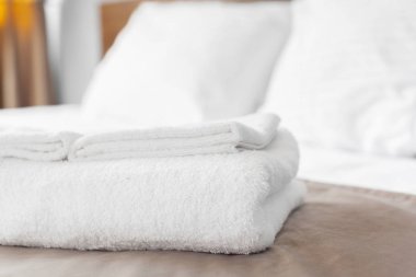 Otel müşterileri için misafir odasında beyaz havlu.