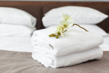 havlu ve yatak otel odasında çiçek yakın çekim