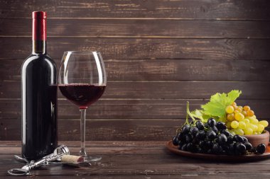 Şişe şarap ve üzüm ahşap tablo