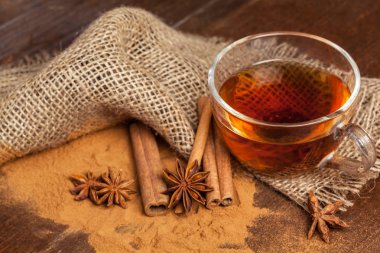 Ahşap masa aromatik sıcak tarçınlı çay bardağı