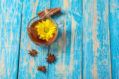 Ahşap masa aromatik sıcak tarçınlı çay bardağı