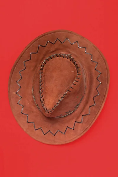 Cowboyhoed Rode Achtergrond Bovenaanzicht — Stockfoto