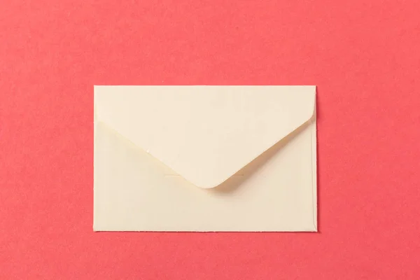 Бумажный Конверт Цветном Розовом Фоне — стоковое фото