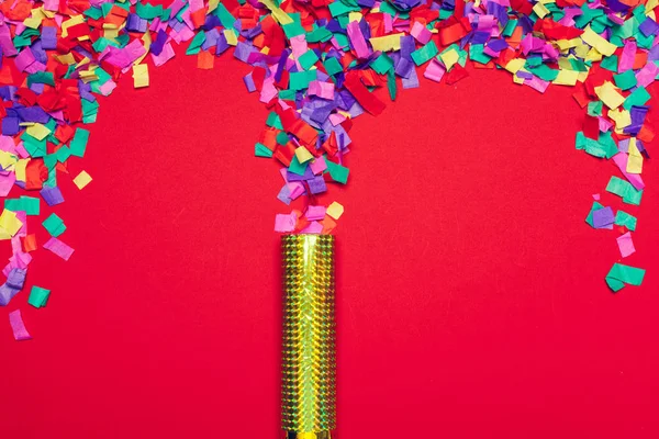 お祝いパーティーの装飾とピンクの背景の紙吹雪 — ストック写真