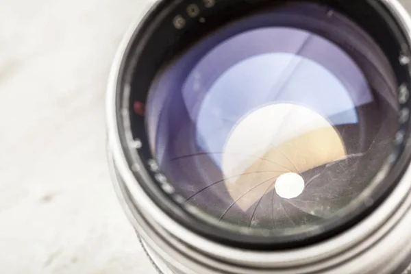 Primer Plano Lente Cámara Moderna Sobre Fondo Luz — Foto de Stock