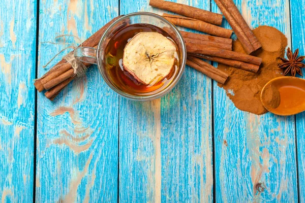 Copo Com Chá Canela Quente Aromático Mesa Madeira — Fotografia de Stock