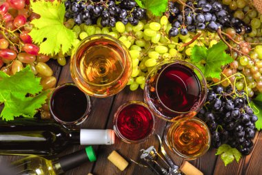 dallar ahşap bir masa üzerinde beyaz üzüm şarap