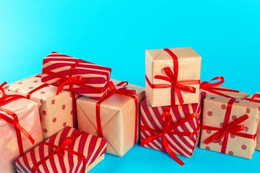 Noel hediye kutuları masaya yakın çekim