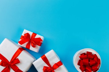 hediye kutuları renkli arka plan üzerinde Kapat