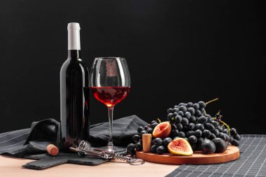 Ahşap masa üzerinde Üzüm dalları ile şarap