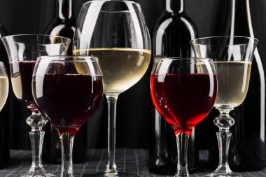 şişe ve bardak şarap arka plan üzerinde Kapat