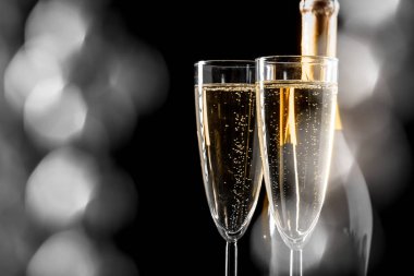 bir bardak şampanya şişesi ile yakın çekim