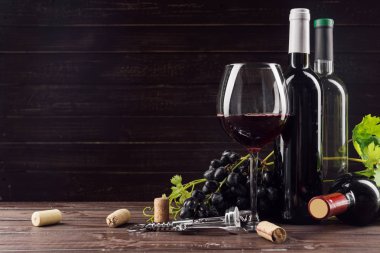 Koyu arka plan üzerinde taze üzüm ve şarap