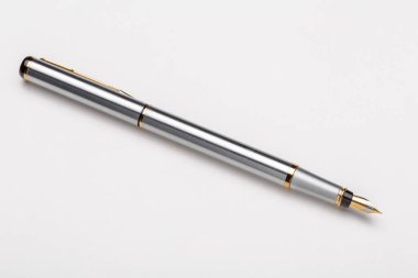 Beyaz arka plan üzerinde izole dolmakalem, yakın çekim