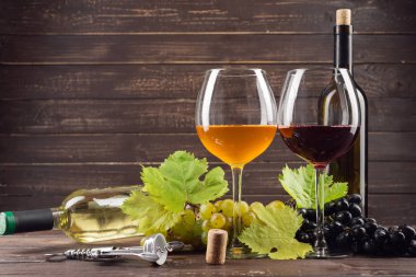 Ahşap masa üzerinde Üzüm dalları ile şarap