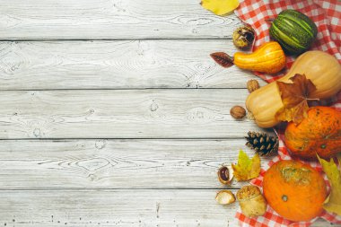 Kabaklar üstten görünüm eski rustik ahşap tablo.