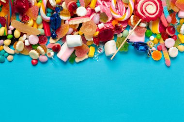 mavi arka plan üzerinde renkli şekerler