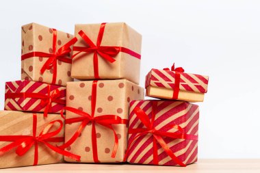 Noel hediye kutuları masaya yakın çekim