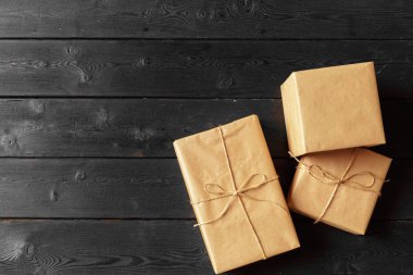 ahşap masa, üstten görünüm üzerinde çeşitli hediye kutuları