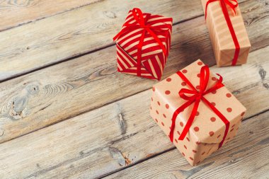 ahşap masa, üstten görünüm üzerinde çeşitli hediye kutuları