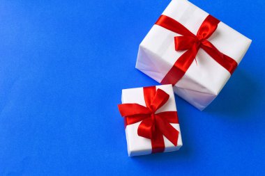 hediye kutuları renkli arka plan üzerinde Kapat