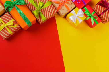 hediye kutuları renkli arka plan üzerinde Kapat