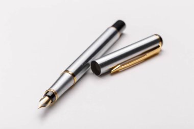 Beyaz arka plan üzerinde izole dolmakalem, yakın çekim