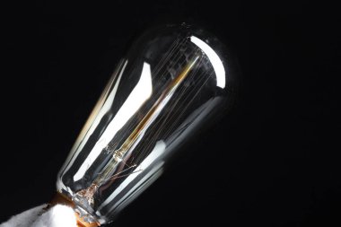 edison ampul siyah backgorund karşı yakın çekim 