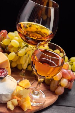 Şarap ve peynir koyu ahşap tablo