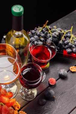 Ahşap masa üzerinde Üzüm dalları ile şarap