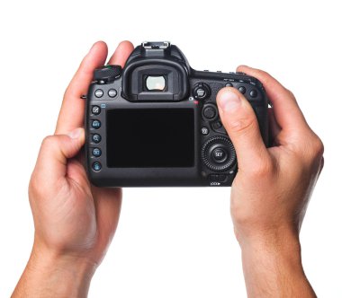 Fotoğraf makinesi beyaz arkaplanda izole edilmiş.