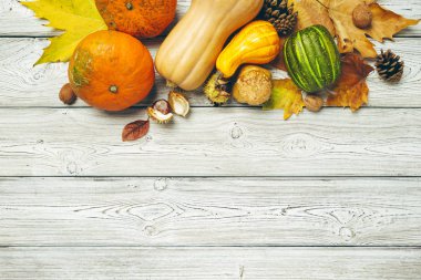 Kabaklar üstten görünüm eski rustik ahşap tablo.