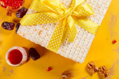 Paskalya pesah için geleneksel Yahudi koşer Hamursuz ekmek