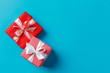 hediye kutuları renkli arka plan üzerinde Kapat