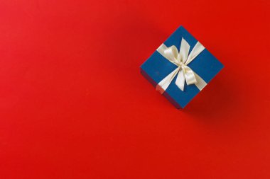 hediye kutusu renkli arka plan üzerinde Kapat