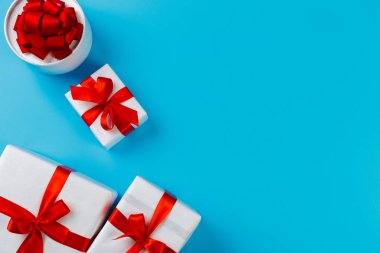 hediye kutuları renkli arka plan üzerinde Kapat