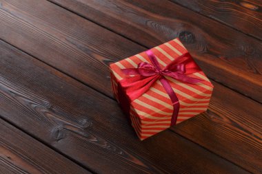 hediye kutusu ahşap arka plan üzerinde Kapat