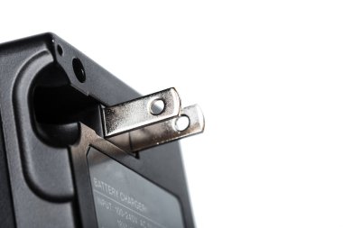 Beyaz arka plan üzerinde izole dijital fotoğraf makinesi için şarj