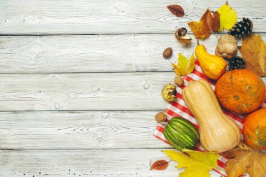Kabaklar üstten görünüm eski rustik ahşap tablo.