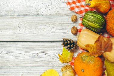 Kabaklar üstten görünüm eski rustik ahşap tablo.