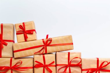 Noel hediye kutuları masaya yakın çekim