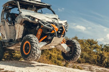 Arka plan, dağda atv atlama yakın çekim