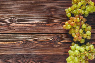 ahşap bir masa üzerinde üzüm kapat