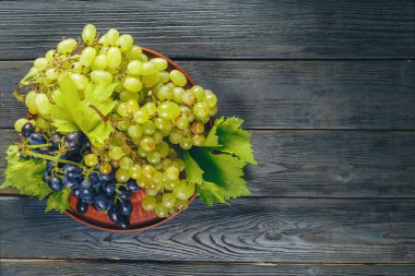 ahşap bir masa üzerinde üzüm kapat