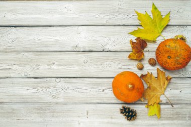 Kabaklar üstten görünüm eski rustik ahşap tablo.